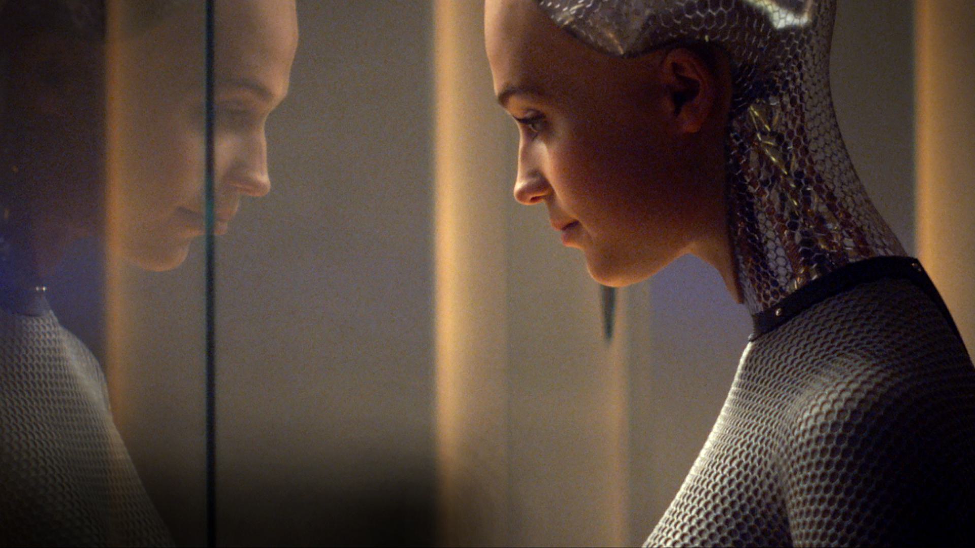 艾娃面对玻璃，面孔映在左侧